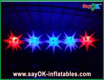 Vielseitiges Bühnenbild führte das Beleuchten des aufblasbaren Sternes für Ereignis, Rot/Blau