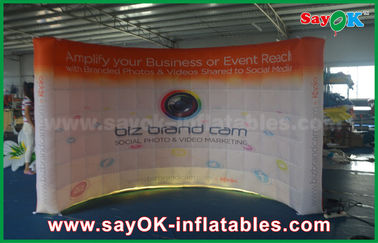 Ereignis-Stand zeigt 3 x 1,5 x 2,3 M Led Wall Inflatable Photobooth mit Drucken an