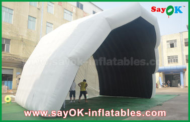 Kampierendes Haus-Zelt im Freien für Kinder legen Zelt-Wochenenden-Partei einen Tunnel an