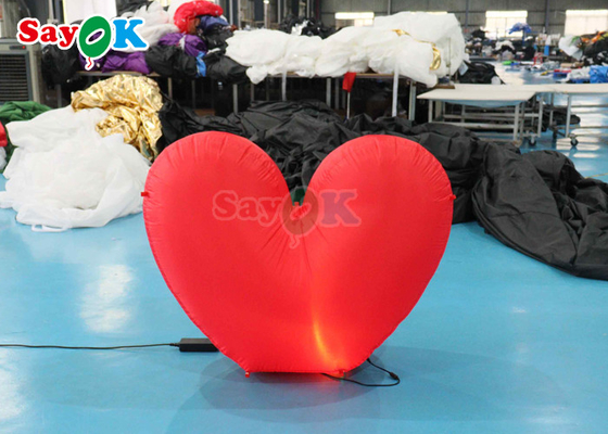 Riesiges aufblasbares Herz Licht rotes Hochzeitsangebot Schauplatz für unglaubliche Ereignisse