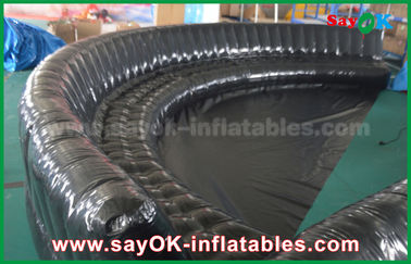 Umweltfreundliche kundenspezifische aufblasbare Produkte 6 - 10m schwarzes luftdicht verschlossenes 0.6mm aufblasbares Sofa PVCs
