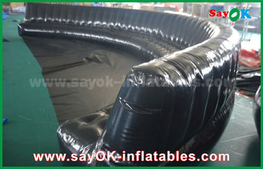 Umweltfreundliche kundenspezifische aufblasbare Produkte 6 - 10m schwarzes luftdicht verschlossenes 0.6mm aufblasbares Sofa PVCs