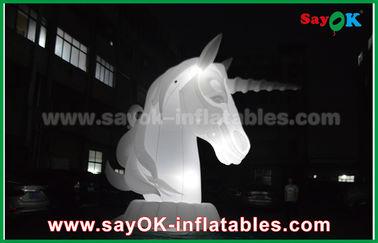 Aufgeblasene Zeichentrickfiguren Vollweiß Oxfiord Stoff Aufblasbares Pferd Einhorn Mit LED-Licht