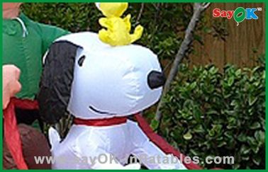 Weihnachtsaufblasbare Familie mit Hund im Schlitten für Weihnachtsdekoration