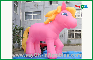 Custom Pink Horse mit gelbem Schwanz Aufblasbare Zeichentrickfiguren Zeichentrickfiguren für Geburtstagsfeiern