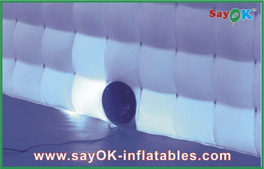 Die Werbung des Standes zeigt L2.4 W2.4 H2.5M Custom Inflatable Products mit geführtem Licht für Ereignis an