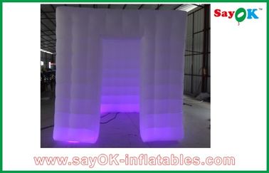 Die Werbung des Standes zeigt L2.4 W2.4 H2.5M Custom Inflatable Products mit geführtem Licht für Ereignis an