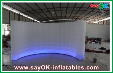 Weißes aufblasbares Luft-Zelt wasserdicht, gebogene aufblasbare Wand für das Ausstellungs-Zelt aufblasbar mit LED-Licht