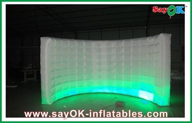 Weißes aufblasbares Luft-Zelt wasserdicht, gebogene aufblasbare Wand für das Ausstellungs-Zelt aufblasbar mit LED-Licht