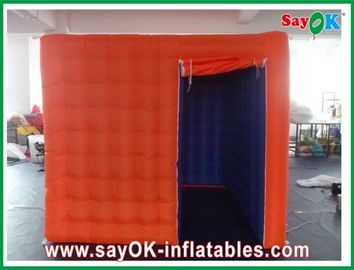 Aufblasbare Partei-Dekorations-dauerhafte bewegliche aufblasbare Passfotoautomat-Orange außerhalb des purpurroten Inneres mit einer Tür